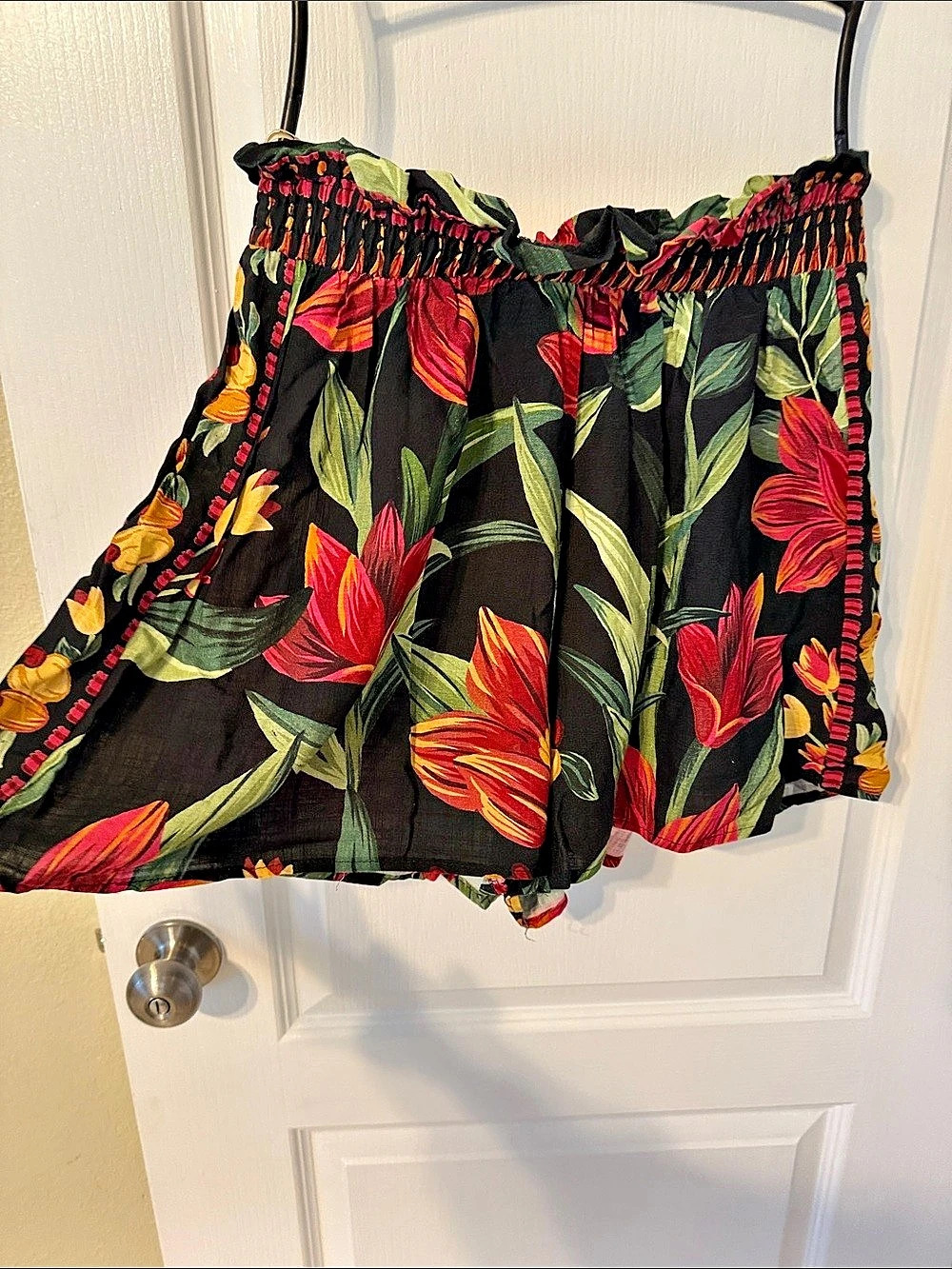 FARM Rio Floral High Waist Shorts relaxed wide-leg fit Black & Red Shorts Size M